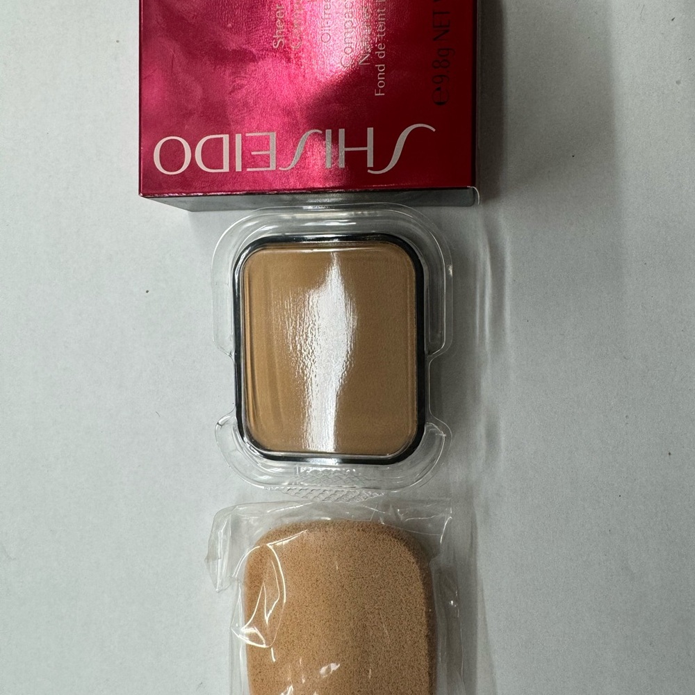 Sheer magnifying compact refill long lasting oil free